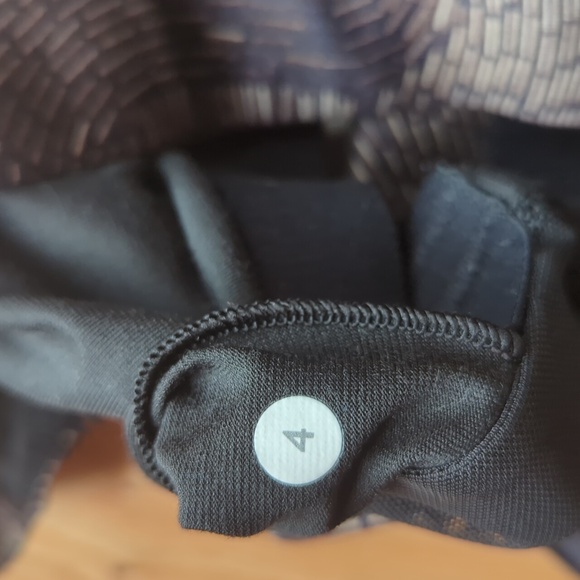 Lululemon. City Tank. Golden Godess Cashew Multi / Black. Size 4. - Picture 11 of 13